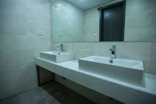 Хостелы Hostel Abano Тбилиси Кровать в общем 4-местном номере для мужчин и женщин-7