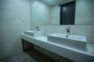 Хостелы Hostel Abano Тбилиси Кровать в общем 4-местном номере для мужчин и женщин-9
